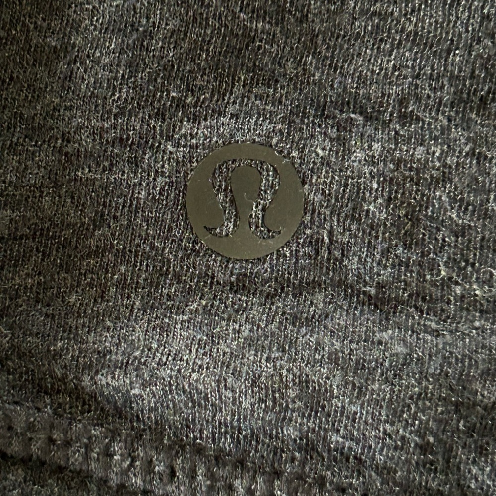 Lululemon In A Cinch Long Sleeve Tee 
Reversible 
Heathered Black Soot Stripe 
6 - Picture 3 of 8